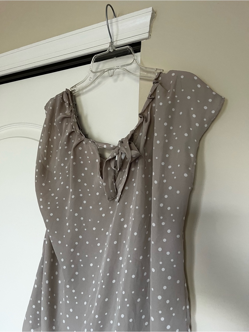 LC Lauren Conrad Taupe Polka Dot Cap Sleeve Blouse - Picture 4 of 4
